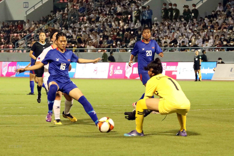 Khán giả tới sân Cẩm Phả theo dõi bóng đá nữ. (Ảnh: TTXVN)