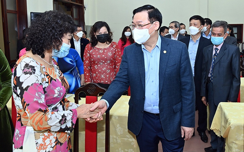 Chủ tịch Quốc hội Vương Đình Huệ với người dân tổ dân phố số 6 phường Quán Thánh, quận Ba Đình (Hà Nội). (Ảnh: Duy Linh)