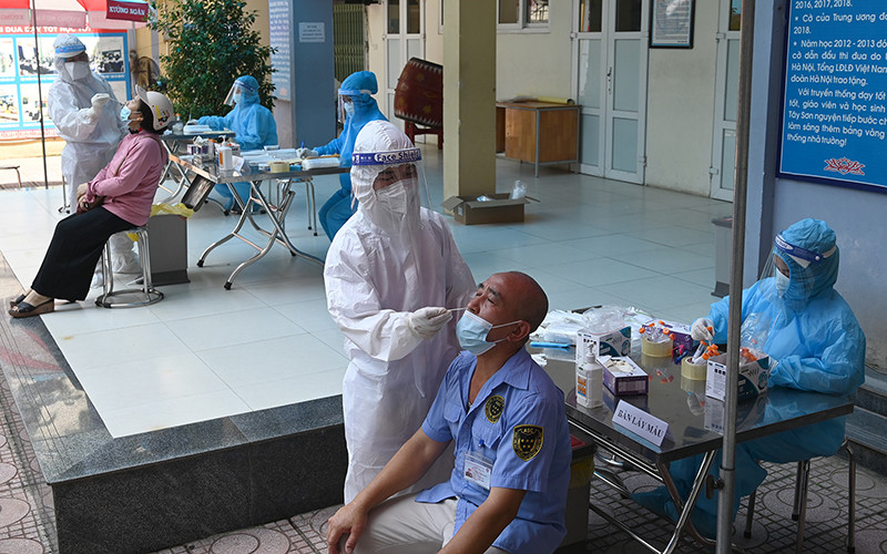 Xét nghiệm Covid-19 cho người dân phường Nguyễn Du, Hai Bà Trưng, Hà Nội. (Ảnh: DUY LINH)