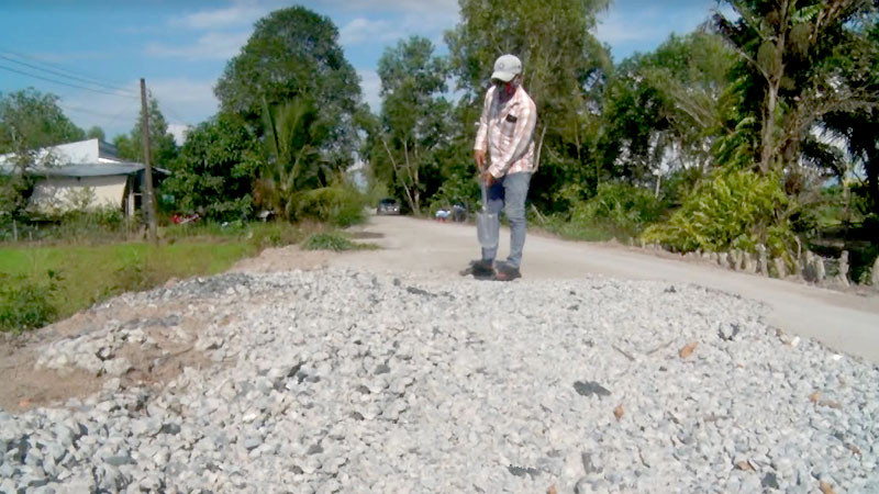 Hiện trạng mặt đường bị phá.