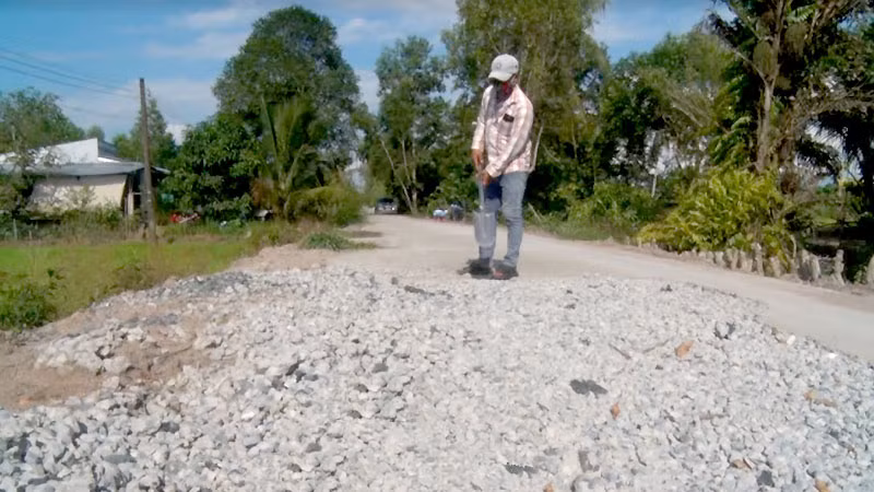 Hiện trạng mặt đường bị phá.