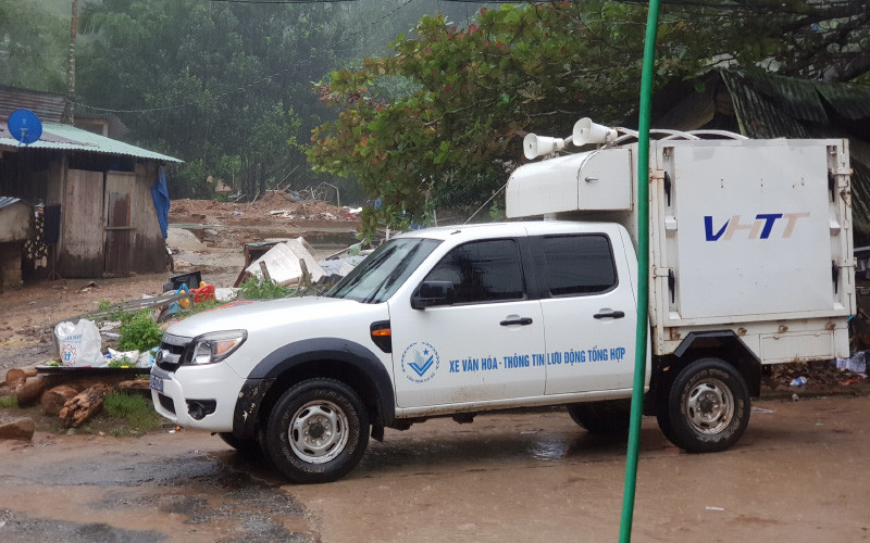 Huyện Nam Trà My dùng loa phóng thanh kêu gọi người chủ động di dời đến nơi an toàn