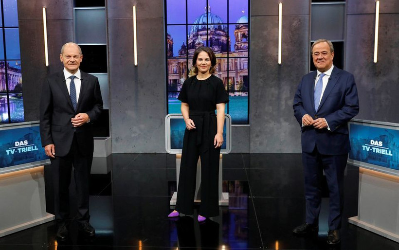 Các ứng cử viên Thủ tướng Đức: ông Olaf Scholz, bà Annalena Baerbock và ông Armin Laschet (từ trái sang) trong cuộc tranh luận trực tiếp lần thứ ba trên truyền hình, tối 18/9/2021. (Ảnh: Reuters)