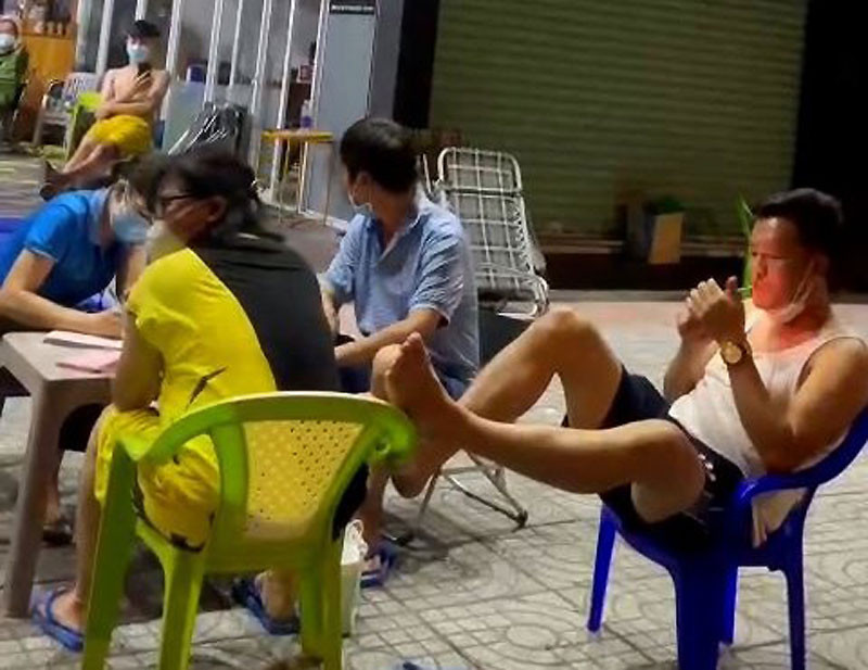 Các đối tượng vi phạm. (Ảnh cắt từ clip của lực lượng chức năng cung cấp)