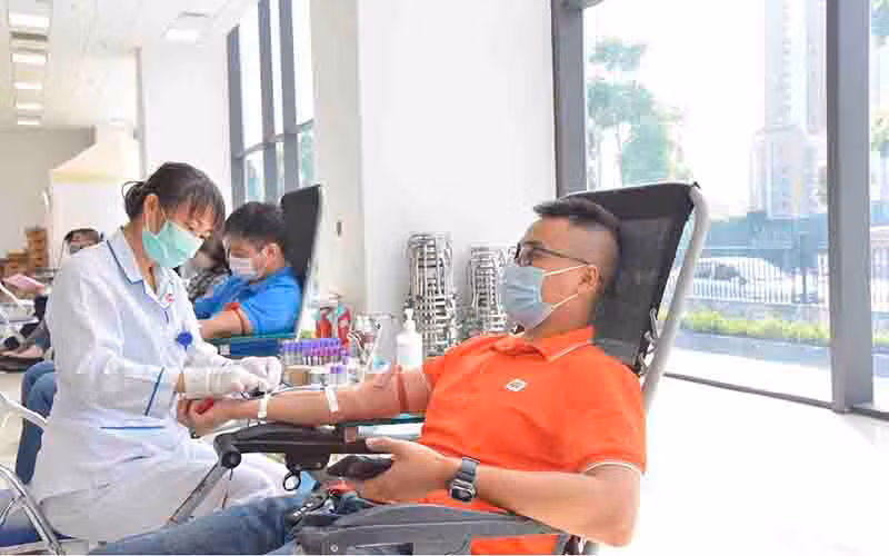 Cán bộ, nhân viên FPT tham gia hiến máu.