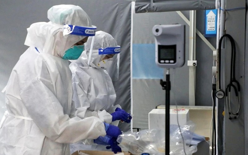 Các nhân viên y tế làm việc tại 1 trung tâm xét nghiệm Covid-19 ở Bệnh viện Kuala Lumpur, Malaysia. (Ảnh: Reuters)