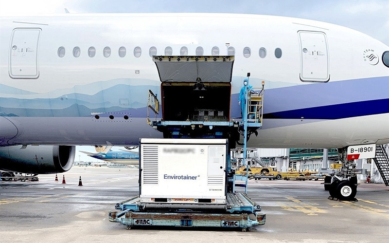 1,4 triệu liều vaccine AstraZeneca được vận chuyển về sân bay Tân Sơn Nhất, TP Hồ Chí Minh ngày 26/8. (Ảnh: TTXVN phát)