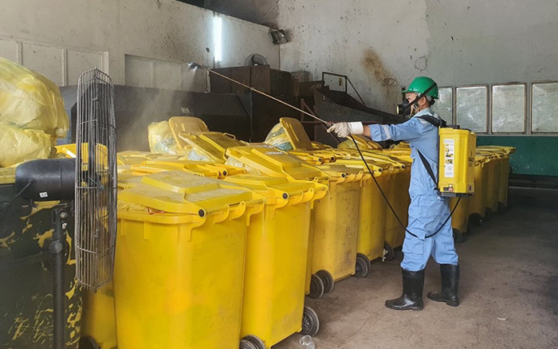 Công ty Môi trường đô thị Hà Nội thu gom, xử lý chất thải y tế. (Ảnh: Quỳnh Anh)