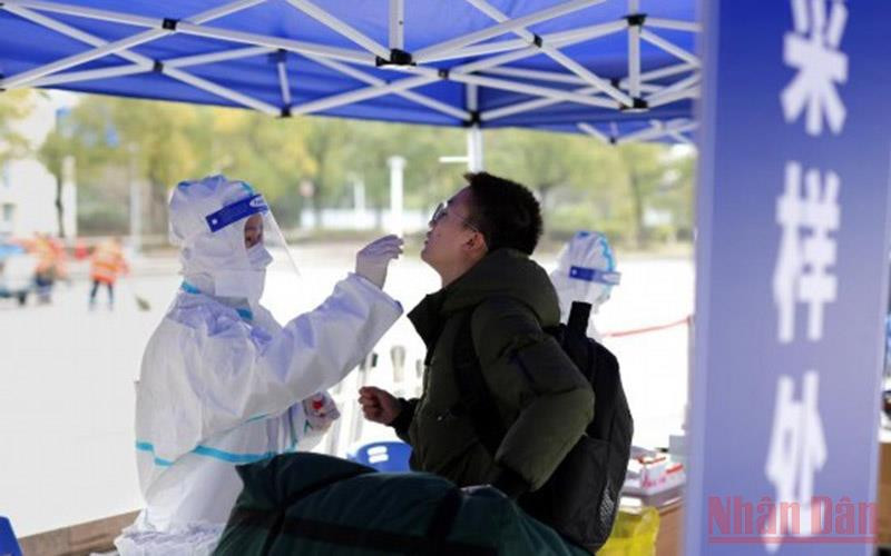 Xét nghiệm Covid-19 tại Đại học Giao thông Thượng Hải. (Ảnh: Tân Hoa Xã)