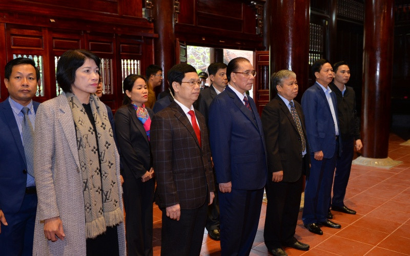 Đồng chí Nông Đức Mạnh và Đoàn công tác tưởng niệm tại khu di tích Kim Liên. (Ảnh: Thành Cường)