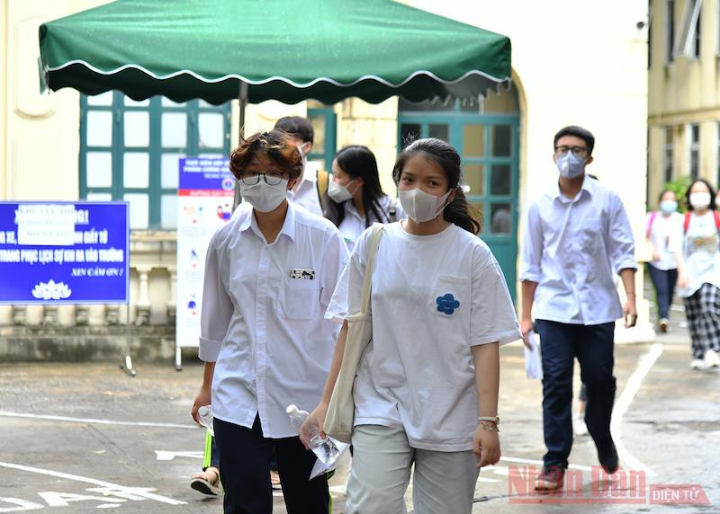 Thí sinh kỳ thi lớp 10 năm 2021 của Thành phố Hà Nội. Ảnh: THUỶ NGUYÊN