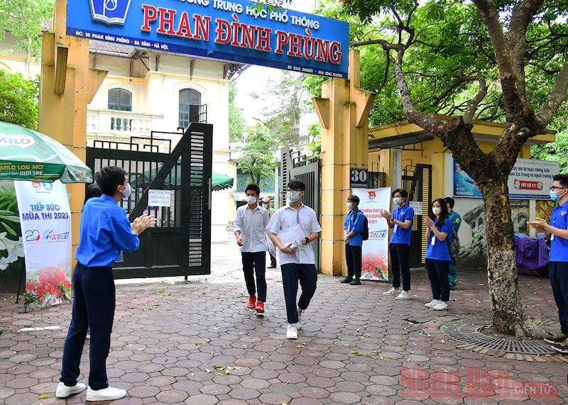 Các tình nguyện viên đón tiếp, động viên thí sinh lứa 2006 trước mỗi buổi thi. Ảnh: THUỶ NGUYÊN