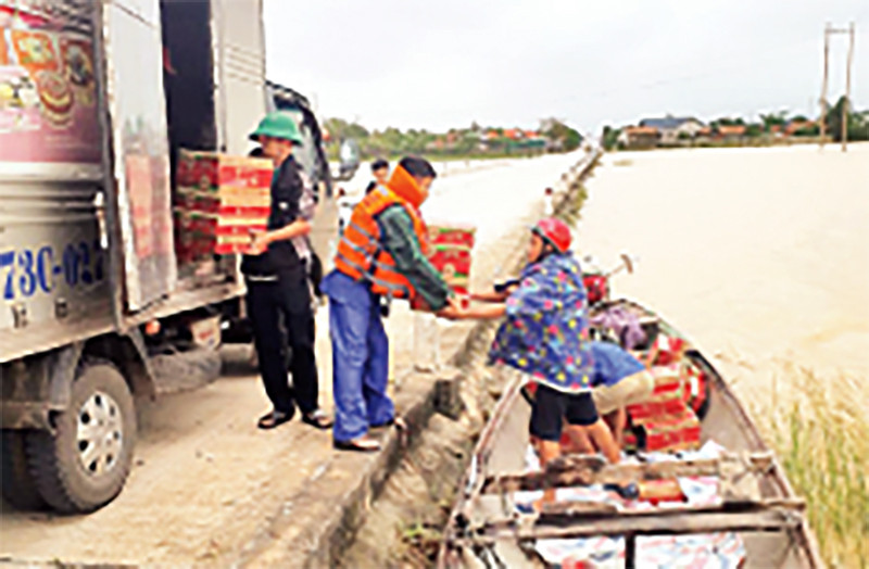 Hội Chữ thập đỏ tỉnh Quảng Bình phối hợp các nhà hảo tâm trao quà hỗ trợ người dân tại vùng lũ huyện Quảng Ninh.