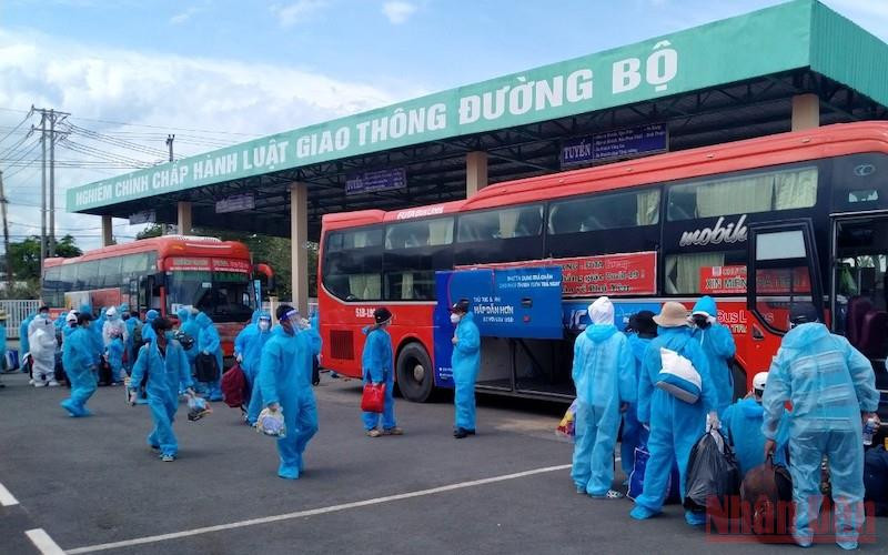 Người dân Phú Yên về quê tại bến xe Xuyên Mộc, tỉnh Bà Rịa – Vũng Tàu chiều 23/9.