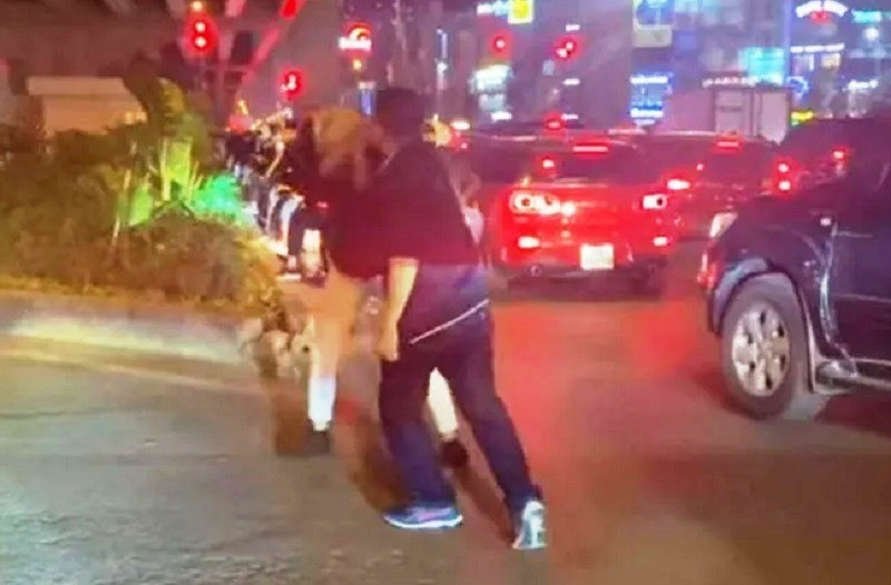 Vũ Ngọc Long hành hung nam thanh niên được người dân ghi lại và đăng lên mạng xã hội khiến nhiều người bức xúc trước hành vi côn đồ.