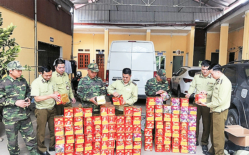 Lực lượng chức năng tỉnh Lạng Sơn thu giữ gần 200 kg pháo nổ không rõ nguồn gốc, xuất xứ. Ảnh: TUỆ MINH 