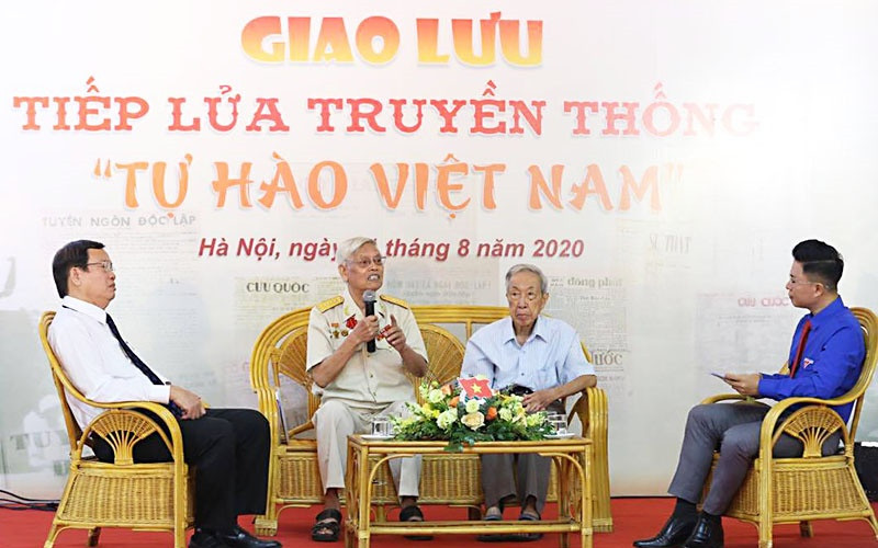 Các đại biểu khách mời chia sẻ tại chương trình.