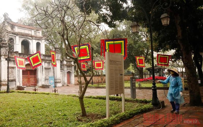 Phun khử khuẩn tại di tích Văn Miếu - Quốc Tử Giám trước khi mở cửa đón khách.