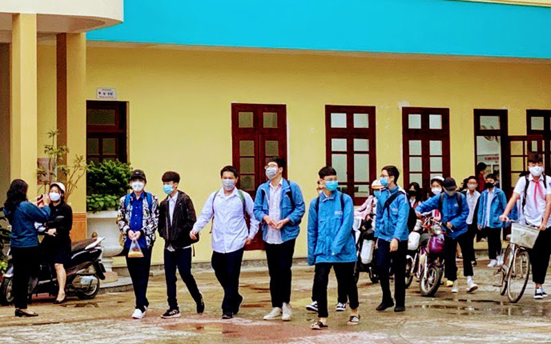 Học sinh trở lại trường học.