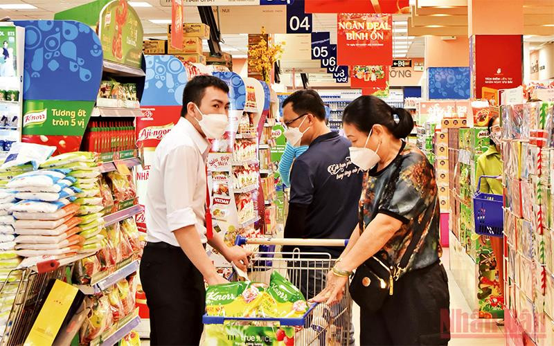 Người dân mua sắm hàng hóa thiết yếu tại Siêu thị Co.opmart. (Ảnh: HOÀNG LIÊM)