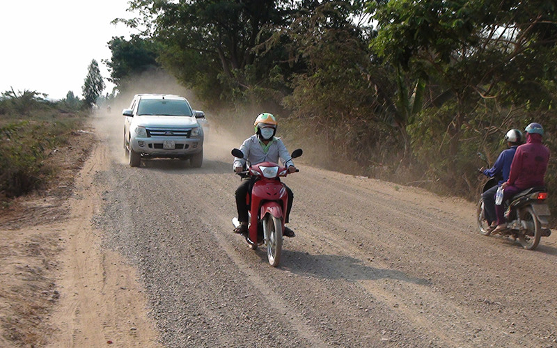 Con đường từ kênh 97 về bến đò kênh Dương Văn Dương giáp ranh huyện Tháp Mười (tỉnh Đồng Tháp) "nắng bụi, mưa lầy".