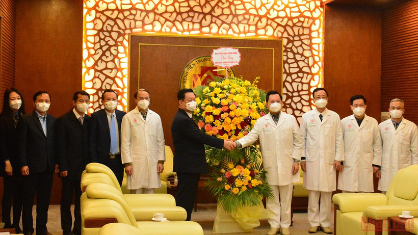 Trưởng Ban Tuyên giáo Trung ương tặng hoa chúc mừng Bệnh viện Trung ươngương Quân đội 108. Ảnh: TRỊNH DŨNG