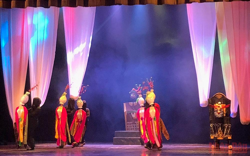 Công bố thủ tục hỗ trợ người lao động trong các ngành nghệ thuật. Ảnh: Các nghệ sĩ Nhà hát Múa rối Việt Nam giới thiệu vở "Kiều".