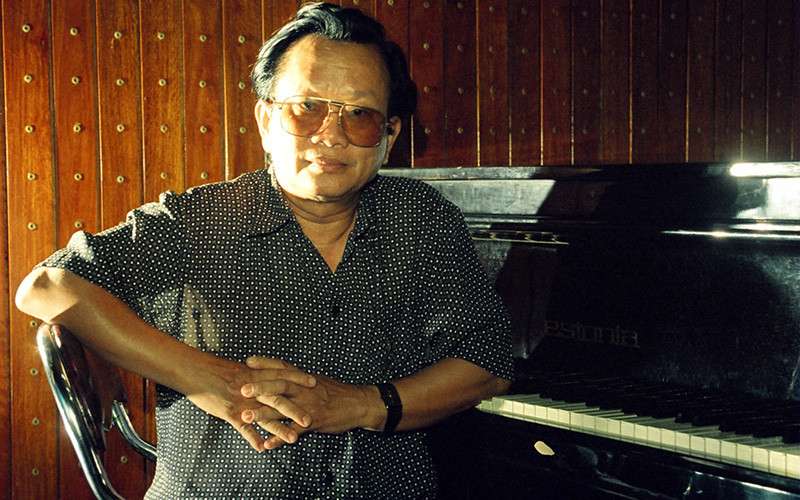 Nhạc sĩ Hồng Đăng bên cây đàn piano quen thuộc tại phòng làm việc ở Hội Nhạc sĩ Việt Nam hồi tháng 4/1999. Ảnh: NGUYỄN ĐÌNH TOÁN