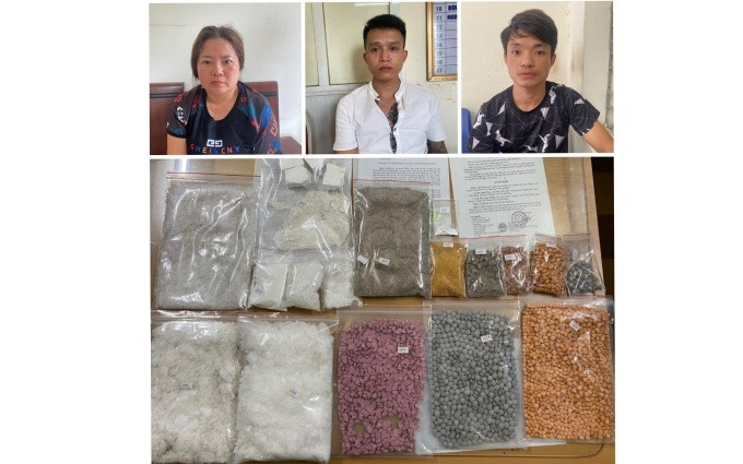 Đối tượng Trần Thị Thanh Nga cùng đồng bọn và số ma túy bị thu giữ.