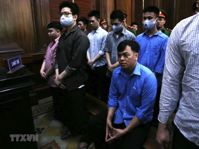 Bị cáo Trần Ngọc Phúc (ngồi) tại phiên tòa. (Ảnh: Thành Chung/TTXVN)