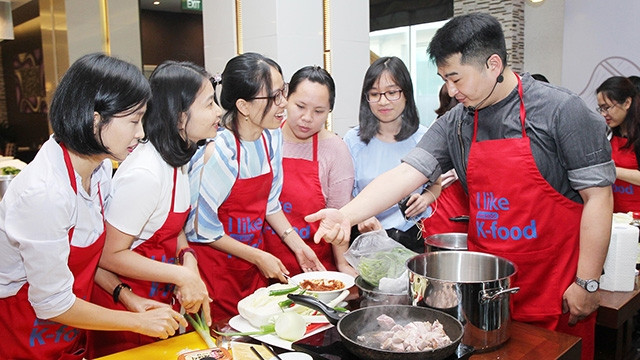 Đầu bếp nổi tiếng Hàn Quốc Lee Won-il hướng dẫn cách làm các món ăn truyền thống của xứ Kim chi tại lớp sơ cấp nghề thuộc Trung tâm Dịch vụ việc làm Hà Nội. Ảnh: TTXVN