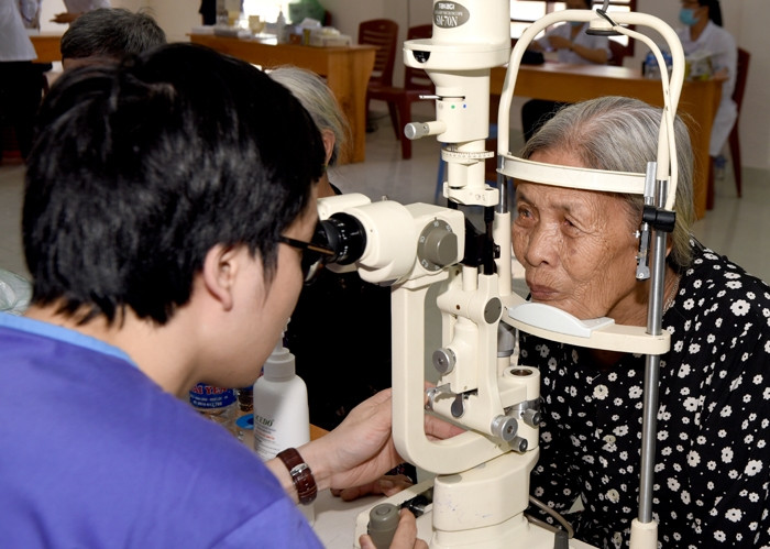 Khám sàng lọc và cấp thuốc.