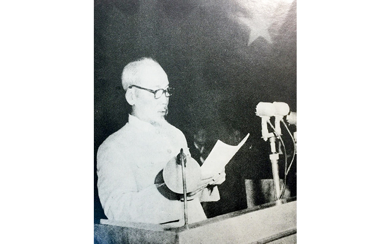 Chủ tịch Hồ Chí Minh chủ trì “Hội nghị Diên Hồng” năm 1964. Ảnh tư liệu