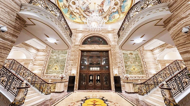 Những sắc mầu xanh ngọc, trắng ngà, những đường nét uốn lượn tinh tế không những tạo sự mềm mại cho bức tranh đá quý Onyx, mà còn gợi mở câu chuyện khác nhau khi ngắm nhìn.