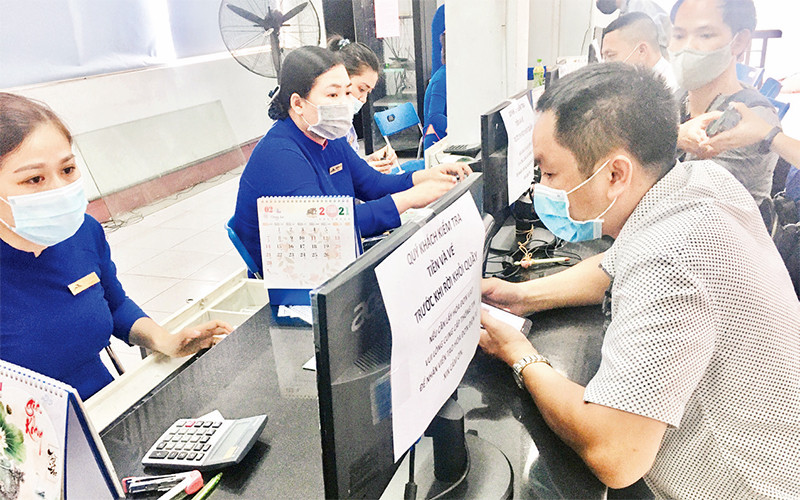 Hành khách mua vé tàu Tết ở ga Sài Gòn. 