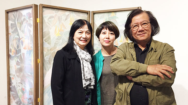 Họa sĩ Tống Ngọc (đứng giữa) cùng vợ chồng họa sĩ Lê Anh Vân.