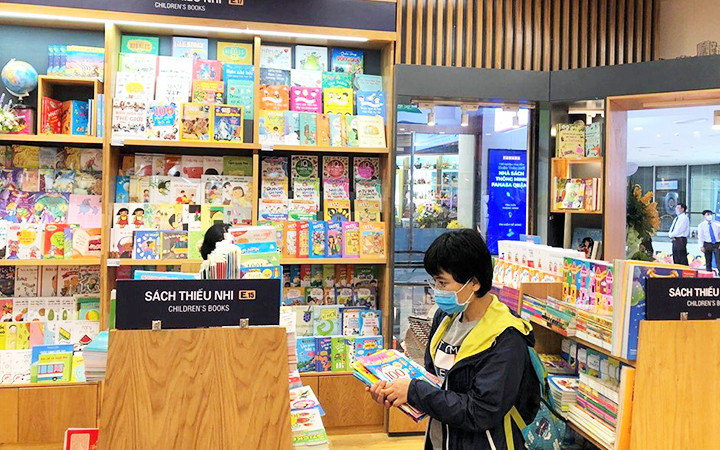 Mảng sách thiếu nhi vẫn thu hút người đọc trong thời gian dịch bệnh. Ảnh: FAHASA