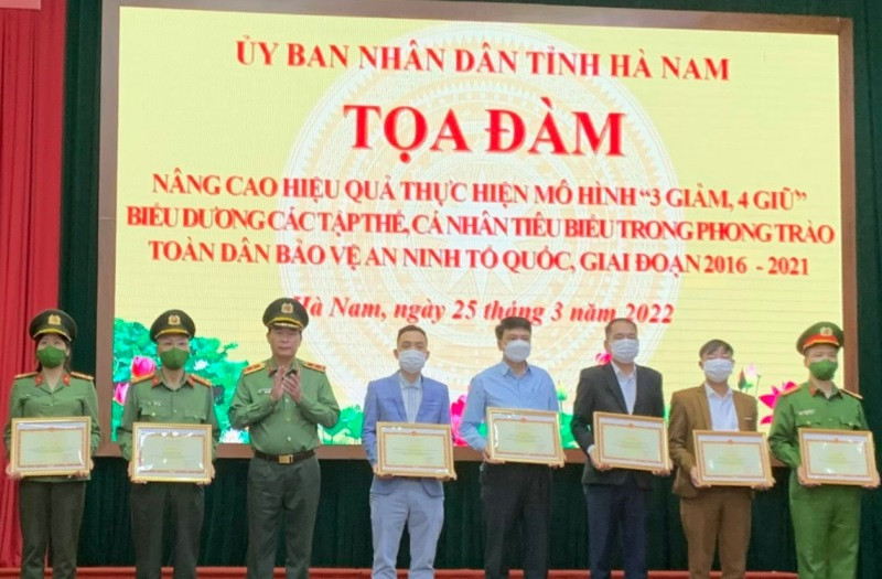 Đại diện lãnh đạo Bộ Công an trao Bằng khen của Bộ cho các tập thể, cá nhân có thành tích xuất sắc.