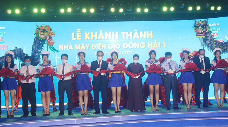 Cắt băng khánh thành Nhà máy Điện gió Đông Hải 1.