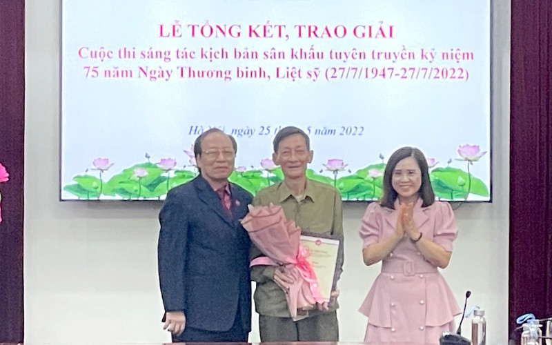 Tác giả Đỗ Lan (giữa) nhận giải Nhất cuộc thi.