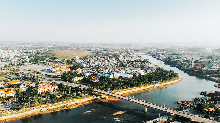 Cầu Hòa Bình trên sông Ka Long. Ảnh: ALEX LONG