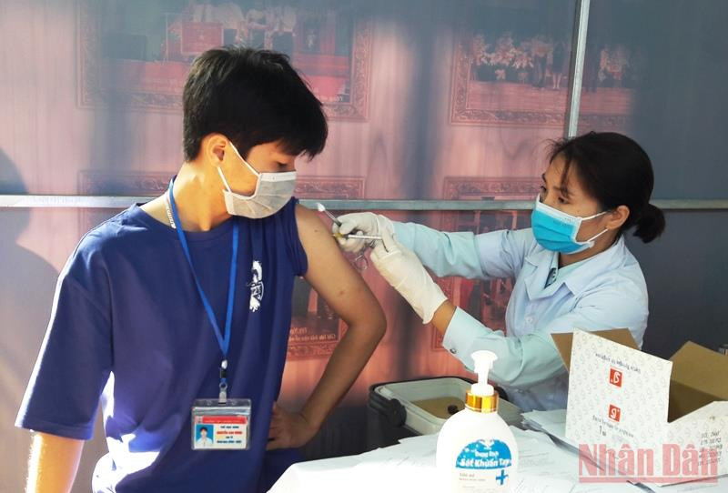 Nhân viên y tế tiêm vaccine phòng Covid-19 cho thiếu niên ở Thanh Hóa.