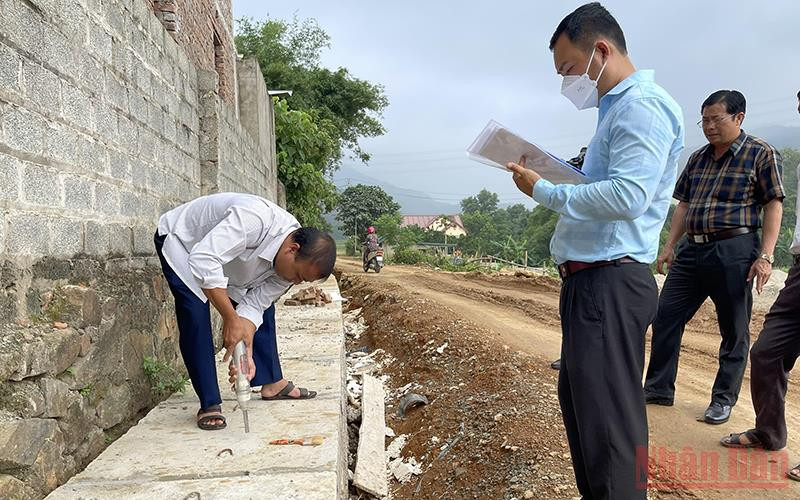 Các chuyên gia bắn súng bật nẩy để kiểm tra chất lượng công trình.