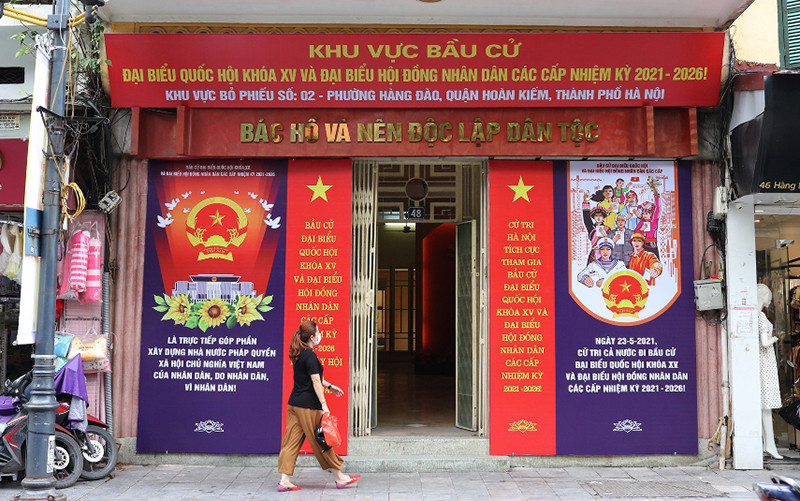 Khu vực bỏ phiếu tại ngôi nhà lịch sử 48 phố Hàng Ngang được trang hoàng rực rỡ trước ngày bầu cử. Ảnh: Duy Linh