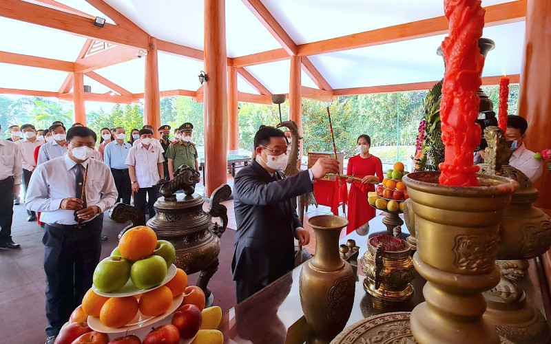 Chủ tịch Quốc Hội Vương Đình Huệ viếng, dâng hoa, dâng hương Chủ tịch Hồ Chí Minh tại Khu tưởng niệm.