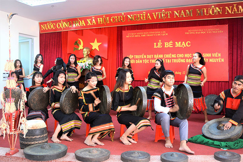 Một lớp dạy đánh cồng chiêng cho sinh viên người DTTS  Trường Đại học Tây Nguyên. 