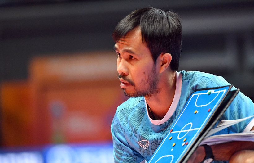 HLV Phạm Minh Giang sẽ ở lại cho tới khi có kết quả âm tính. (Ảnh: VFF)