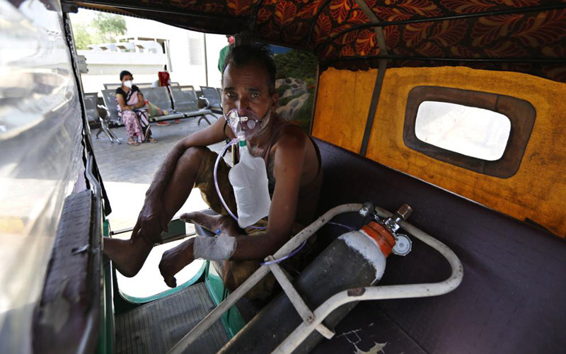 Số ca mắc mới và tử vong do Covid-19 tại Ấn Độ trong những ngày gần đây liên tục ở mức cao kỷ lục khiến hệ thống y tế luôn trong tình trạng thiếu oxy và thuốc men. Ảnh: AP