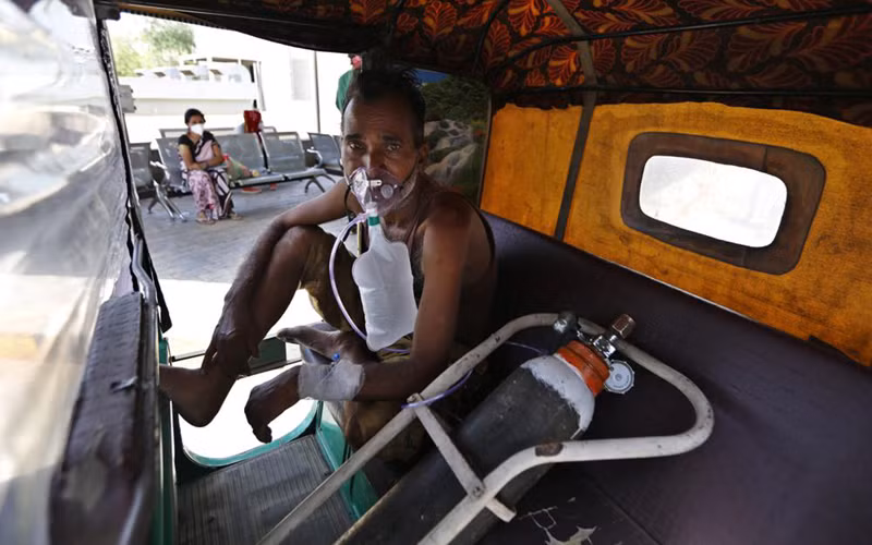 Số ca mắc mới và tử vong do Covid-19 tại Ấn Độ trong những ngày gần đây liên tục ở mức cao kỷ lục khiến hệ thống y tế luôn trong tình trạng thiếu oxy và thuốc men. Ảnh: AP