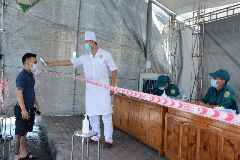 Kiểm tra thân nhiệt tại chốt kiểm dịch y tế đường vào TP Yên Bái.